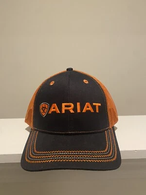 Chapéu masculino Ariat ajustável gancho e laço malha preto/laranja - Imagem 1 de 4
