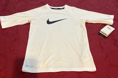Niño Juvenil Nike Dri-Fit UPF 40+ Hidro Media Manga Protección contra Erupciones Camisa de Natación Pequeña Nueva con Etiquetas Foto 1 de 4