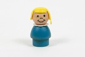 VINTAGE FISHER PRICE LITTLE PEOPLE BLOND MÄDCHEN ZOPF BLAU KLEID FIGUR BLOND - Bild 1 von 1