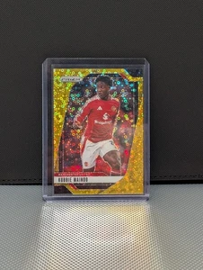 2024/25 Panini Premier League Prizm Kobbie Mainoo Gold /10 Manchester United - Bild 1 von 2