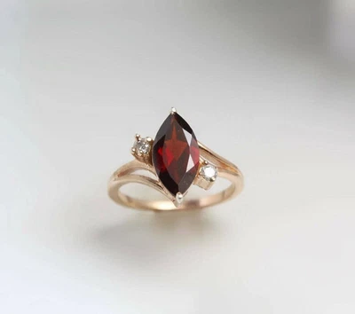 Anel de noivado granada três pedras corte marquesa 2 quilates acabamento ouro rosa 14K - Imagem 1 de 3