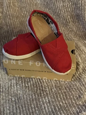 Sapato Slip On Vermelho Clássico Minúsculo Infantil TOMS Tamanho 11 - Imagem 1 de 4