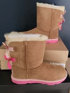 NUEVO AUTÉNTICO UGG NIÑOS BAILEY BOW II II "ROSA CASTAÑO" BOTA US 4 - Imagen 1 de 7