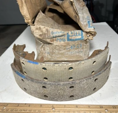 NOS GM Chevrolet 1953-1971 Chevy Truck 2” x 12” Juego de medio zapata de freno #3964529 Foto 1 de 4