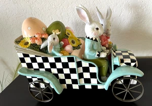 MacKenzie-Childs PRIMAVERA LANZAMIENTO CONEJO COCHE Conejo de Pascua Figura Decoración NUEVO en CAJA - Imagen 1 de 18