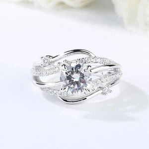 Alianza de boda para mujer de diamantes simulados de corte redondo de 3 quilates enchapada en oro blanco de 14 k - Imagen 1 de 9