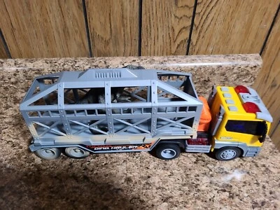 Игровой набор Maxx Action Truck and Dino Trailer Lights and Sound, фрикционный мотор 15 дюймов - Изображение 1 из 4