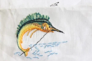 "Set x 10 Madeira Leinen Cocktail Servietten mit besticktem Schwertfisch" - Bild 1 von 2