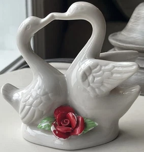 Vintage 4" weiße küssende Schwäne mit bemalter roter Rose Keramik Figur Statuette - Bild 1 von 8
