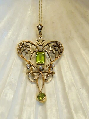 Pretty 9ct Gold Peridot & Seed Pearl Lavalier pendant on 9ct Gold Chain - Image 1 of 4