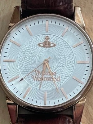 Замок Vivienne Westwood Camden VV063GD 42 мм белый гильошированный циферблат - Изображение 1 из 4