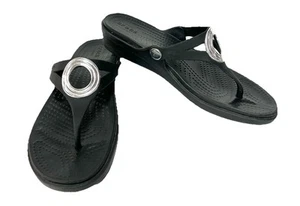 Crocs Größe 9 schwarz Sanrah silber abgeschrägte kreisförmige Keilsandale Riemen Damen-Flip-Flops - Bild 1 von 5