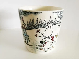 Mumin Tasse Skifahren mit Mr Brisk Winter 2014, Arabia Finland, (mit Sticker) - Bild 1 von 3