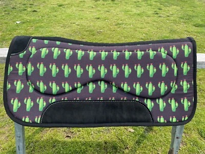 Almohadilla de sillín occidental de fieltro contorneado estampado de cactus con barras acolchadas 31" x 32" Foto 1 de 4