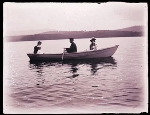ONE (1) LATE 1800s or EARLY 1900s GLASS NEGATIVE, THREE PEOPLE 2 KIDS IN ROWBOAT - Picture 1 of 2