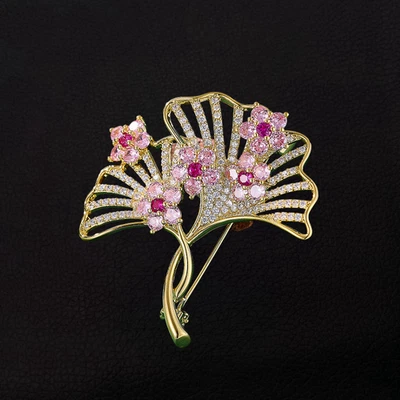 Покрытая желтым золотом розовая прозрачная брошь на булавке с фианитом цветком гинкго листом - Изображение 1 из 3