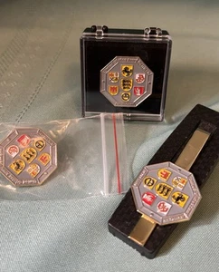 United States Garrison-Stoccarda Set (tie tack, pinback e tie bar) Nuovo con scatola - Foto 1 di 4
