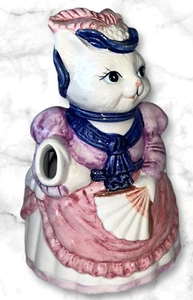 Gatito de porcelana de colección gato tetera gato en vestido rosa sosteniendo un abanico. Mano P - Imagen 1 de 15