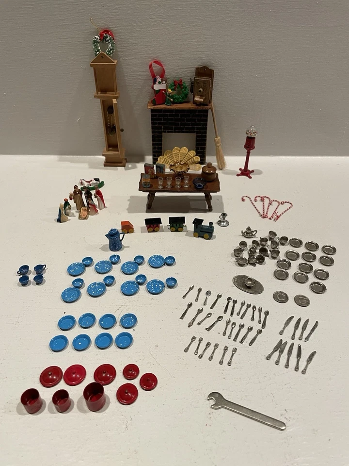 Collection of Vintage Dollhouse Miniatures & Accessories - Image 1 of 4