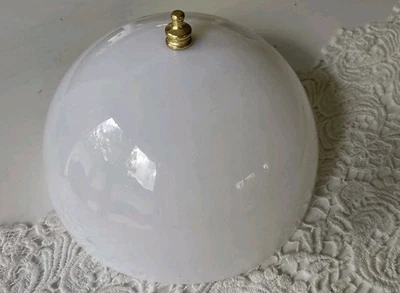 Lámpara de acrílico blanca con forma de cúpula con clip para pantalla Westinghouse  Foto 1 de 4