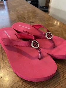Tommy Hilfiger Red Flip Flop With Gold Accent Size 7 - Picture 1 of 12