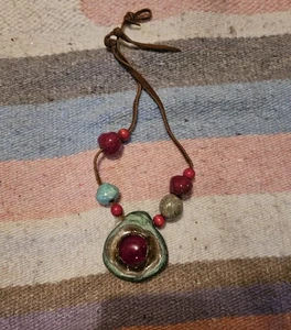 Collana tibetana etnica tribale unica. Pelle indossabile creata in laboratorio - Foto 1 di 4