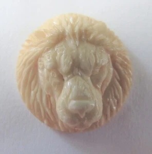 MS Artesanal Tallado Cara de León Cabujón Té Manchado 18mm Sin Agujero Bali Comercio Justo - Imagen 1 de 3