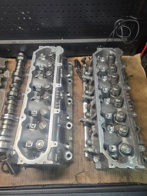 GM GEN V 6.2L L86 LT1 CYLINDER HEADS PAIR  WITH FUEL RAIL AND INJECTORS - Image 1 of 3