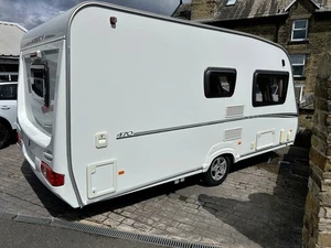 LUNAR LEXON 420 2013 2 BERTH LIGHTWEIGHT CARAVAN +MOTOR MOVER+ ACCS +AWNING - Picture 1 of 8