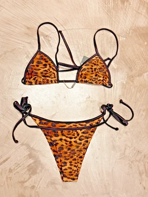 JUEGO DE BIKINI CON ESTAMPADO DE LEOPARDO MAI MIA PARTE SUPERIOR E INFERIOR MEDIANO PARA MUJER SEXY JUNTO A LA PISCINA PLAYA Foto 1 de 4