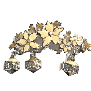Spilla pendente floreale tono argento smaltato crema J0551 - Foto 1 di 7
