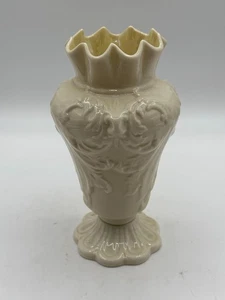 Belleek Rathmore Vase Ruffled Rim Green Mark Vintage - Foto 1 di 11