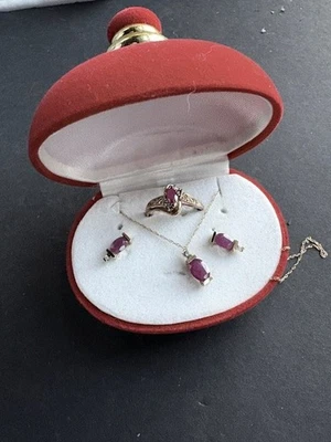 HERMOSO ADORNO DE JOYERÍA EN CAJA DE RUBÍ Y DIAMANTES DE ORO AMARILLO Foto 1 de 4