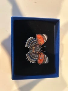 Broche prendedor artesanal Trovelore artesanal adornado con mariposa naranja Claudina con cuentas - Imagen 1 de 3