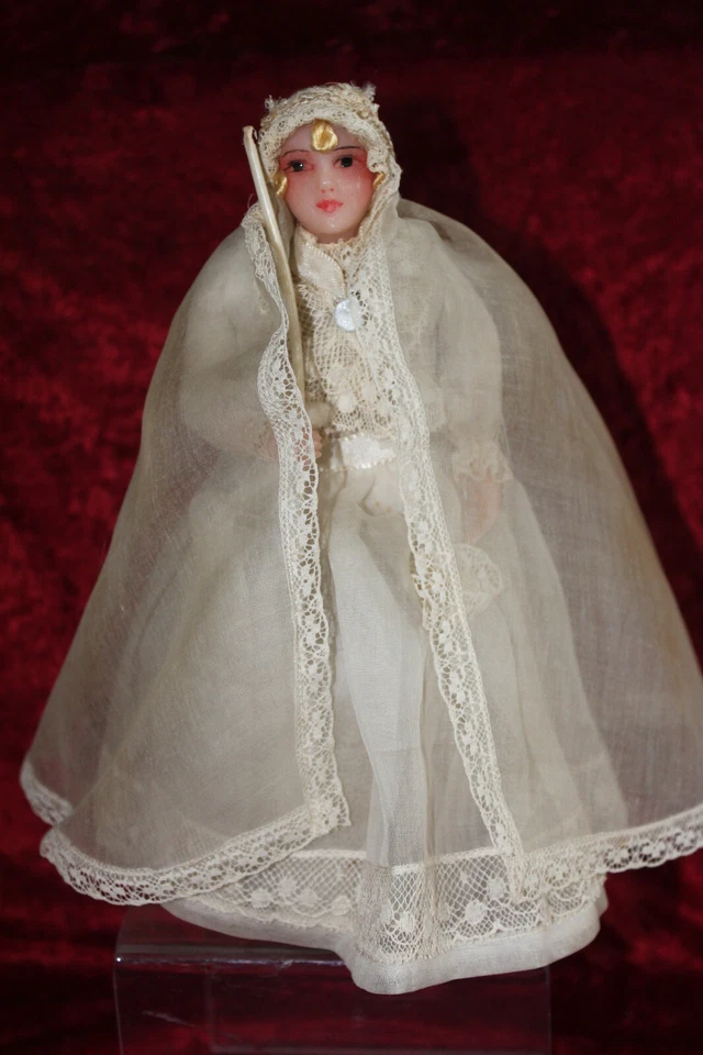Très belle poupée de cire ancienne habillée en communiante sur boite de dragéees - Photo 1/4
