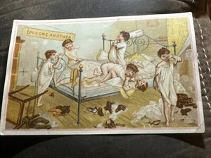 Tarjeta comercial “Amaos unos a otros” - Comedia/Religiosa - Niños peleando en la cama. W108 - Imagen 1 de 2