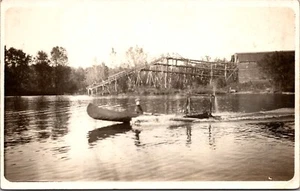 RPPC di una canoa molto strana spinta da un aereo elica Cedar Rapids Iowa - Foto 1 di 2