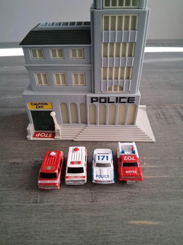 Lote Micro Máquina Galoob Vintage Años 80. Comisaría y 4 vehículos de rescate Foto 1 de 4