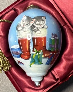 Ne'Qwa Art Glass Ornament "Kittens Snow Day", 3.25 in, Sarah Summers 7141132 - Picture 1 of 11