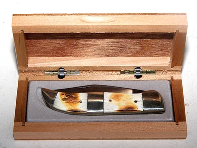 Cuchillo ahumado antiguo marca Bulldog nuevo en caja de exhibición de madera Foto 1 de 3