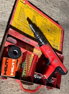 HILTI DX 350 Strumento di azionamento a pistone e sistema di fissaggio con 24 caricatori, fissaggi, custodia - Foto 1 di 5