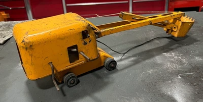 Grúa de construcción de acero prensado Wyandotte juguete de colección; años 40-50 Foto 1 de 4