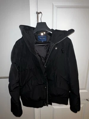 Chaqueta de invierno Cole Haan negra con capucha Foto 1 de 4