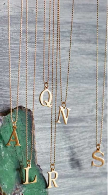 Collar con monograma inicial cifrado minimalista letra chapada en oro de 18" 14K precio de venta sugerido por el fabricante: $55 Foto 1 de 2