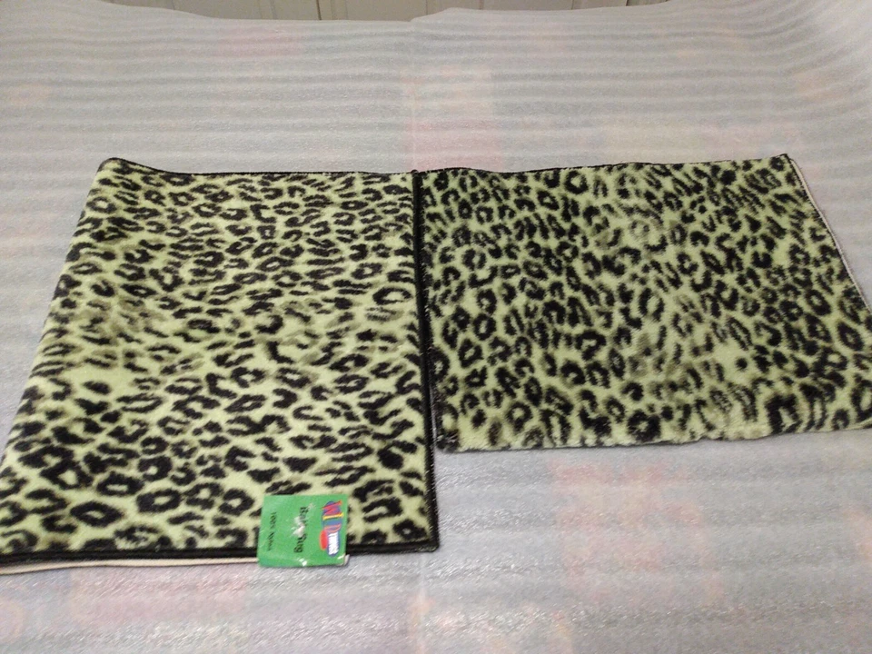 Springmaid two-piece green animal print 22x35 bath rugs folding area age flaws. - Image 1 of 4