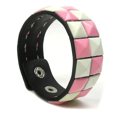 Brazalete de cuero sintético con tachuelas botón ajustable   Foto 1 de 4