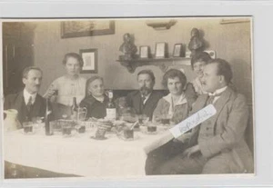 Familie  bei Feier Innenarchitektur Alkohol    alte Fotokarte   9 cm mal 14cm  - Picture 1 of 2