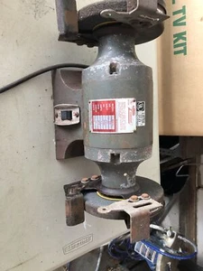 Esmeriladora De Banco Dayton 4Z672 1/3 HP - Media Pulgada - Imagen 1 de 8