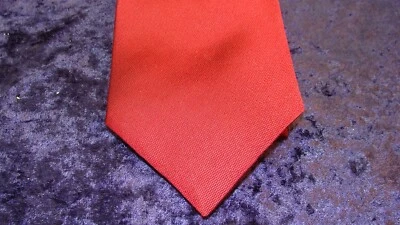 CORBATA PIATTELLI ~ VINO ~ Hombre 100% Seda ~ En muy buena condición ~ 4” de ancho. Foto 1 de 4