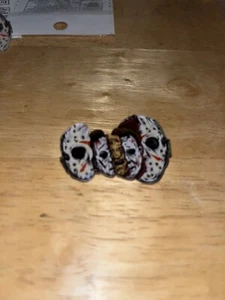 Horror Abzeichen Kunststoff Jason Vorhees Michael Myers Halloween Freitag der 13. Badge - Bild 1 von 2